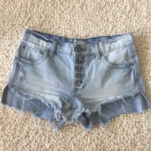 FREE PEOPLE LIGHT WASH DISTRESSED DENIM SHORTS
